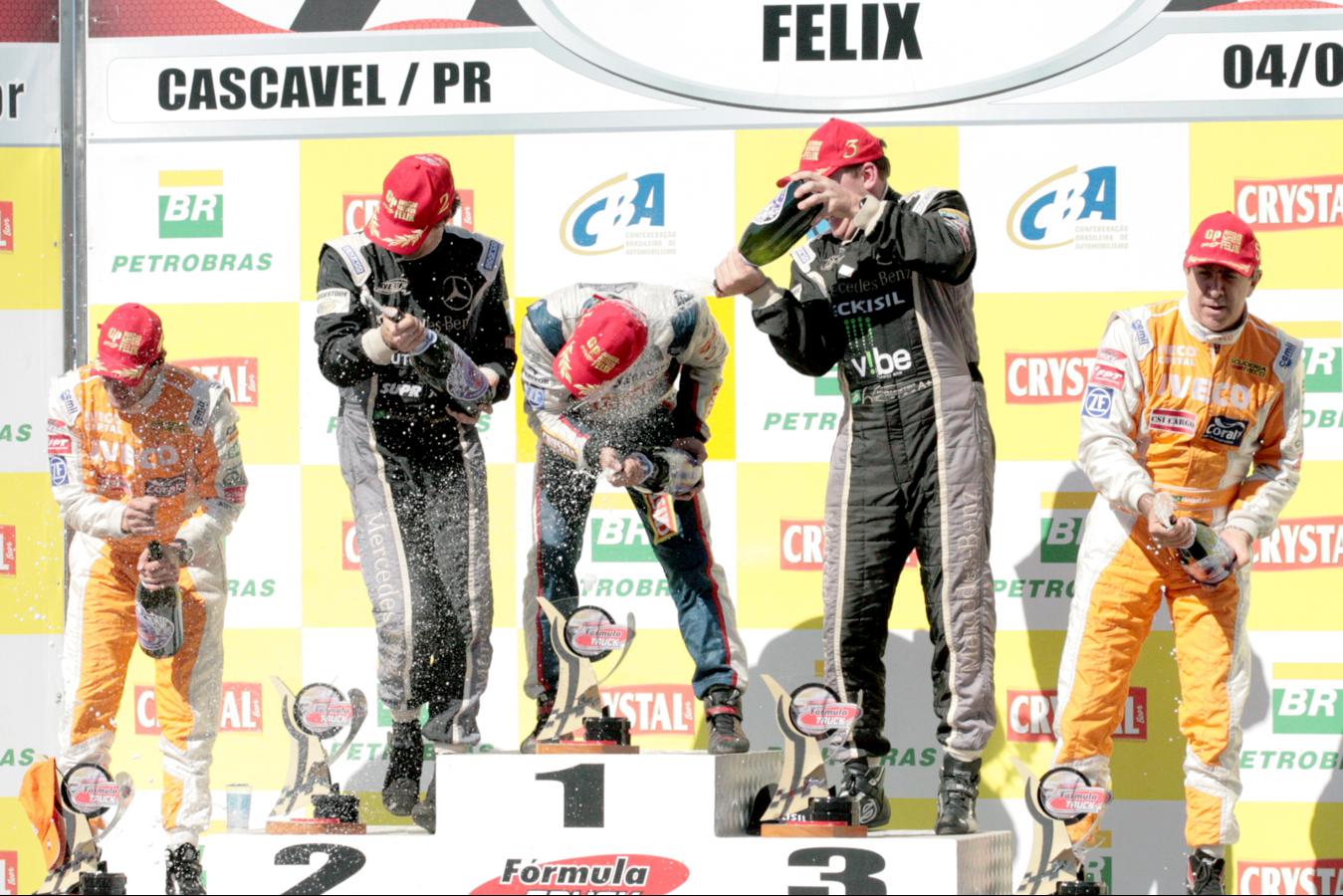 Piquet e Cirino comemoram o 2º e 3º lugares com o tradicional banho e champagne