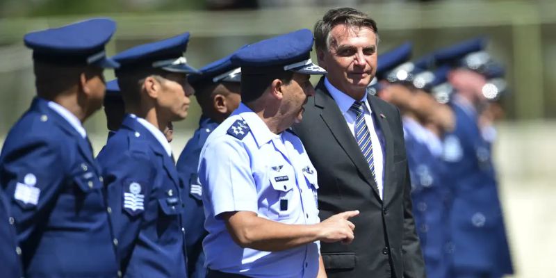 Ex-comandante do Exército ameaçou prender Bolsonaro, diz ex-FAB