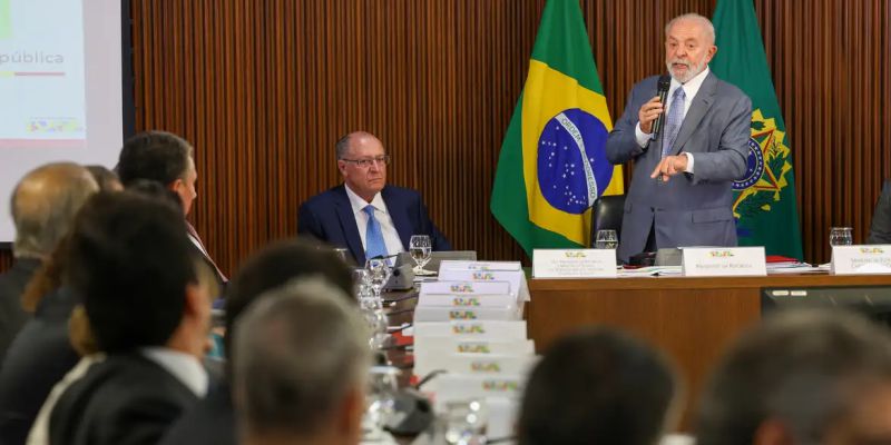 "Falta muito para se fazer", diz Lula ao abrir reunião ministerial