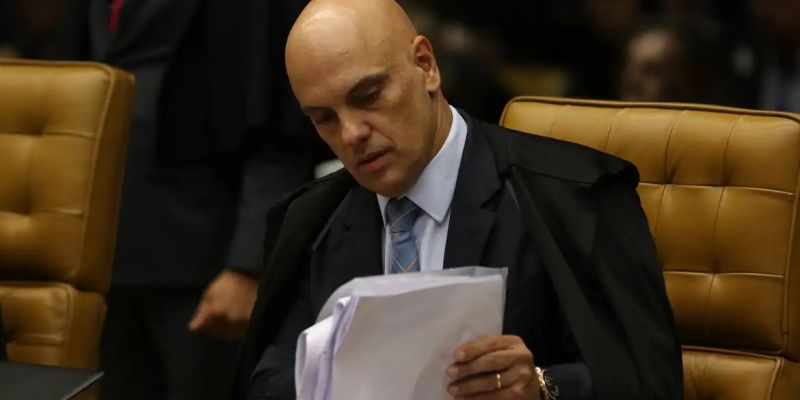 Moraes dá 15 dias para PGR opinar sobre indiciamento de Bolsonaro