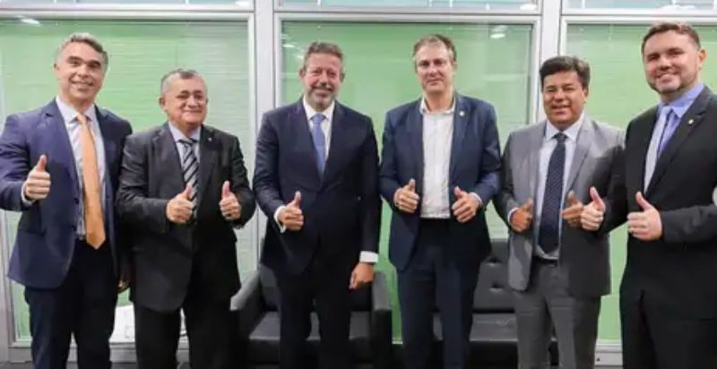 Presidente da Câmara, Arthur Lira (C), ministro Camilo Santana (4º) e relator, Mendonça Filho (5º), comemoram acordo - oficialarthurlira/Instagram