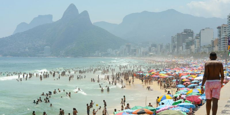 Praias são refúgio de cariocas e turistas contra calor intenso no Rio