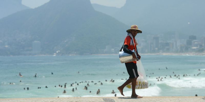 Rio proíbe venda de alimento e bebida em embalagem de vidro nas praias