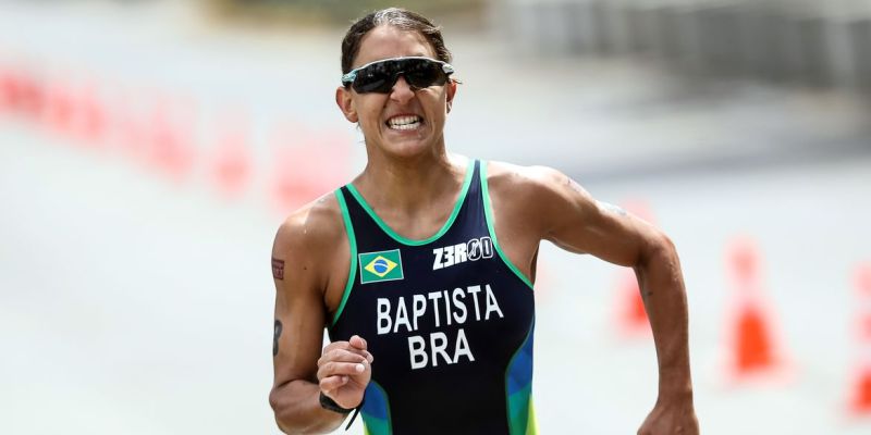 Triatleta Luisa Baptista dá primeiros passos após sofrer atropelamento