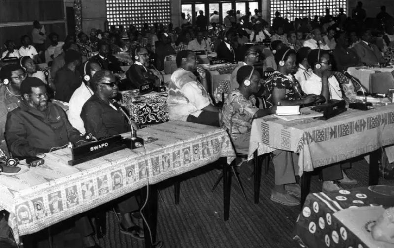 Abdias Nascimento, único representante das populações afrodescendentes na América do Sul, 6º Congresso Pan-Africano, Dar es Salaam, Tanzânia, 1974. À esquerda, Sam Nujoma, representando a SWAPO, o movimento de libertação da Namíbia e mais tarde presidente daquele país (1990-2005). Foto: Acervo do Ipeafro - Divulgação