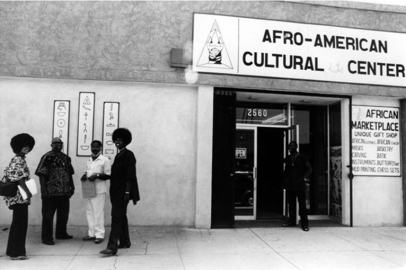 Abdias Nascimento visita o Centro Cultural Maulana Karenga em Los Angeles, 1983. Foto: Elisa Larkin Nascimento.