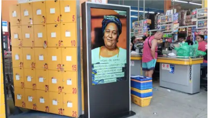 Totem usado para distribuir notícias por mídias periféricas, instalado em supermercado no distrito do Jaraguá, zona noroeste de São Paulo. Foto: Alexandro Silva