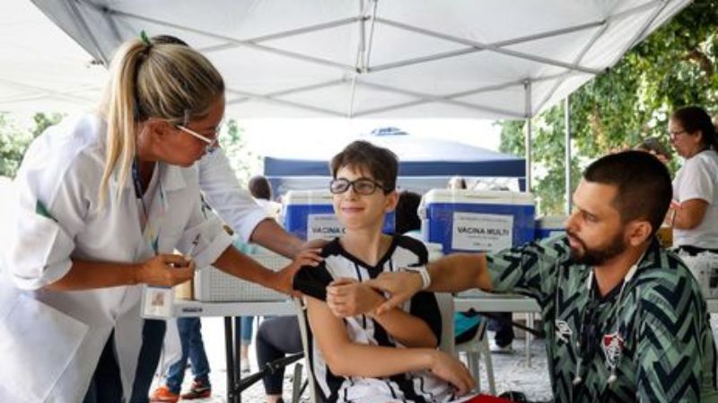 Leonardo Santos aproveitou o Dia D contra a dengue para levar o filho para ser vacinado - Edu Kapps/SMS