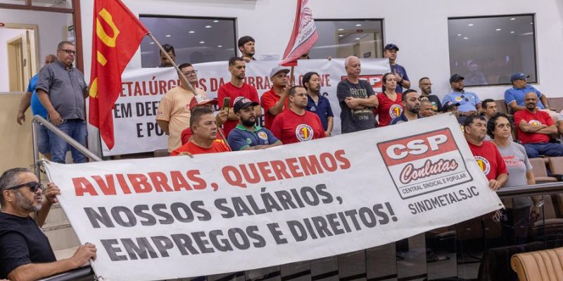 Há 11 meses sem receber salário, trabalhadores ocupam pátio da Avibras