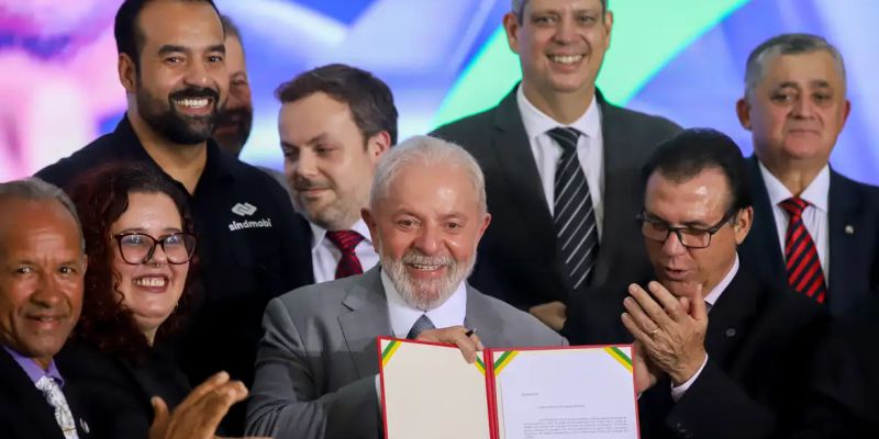 Lula assina projeto que regula atividade de motoristas de aplicativo