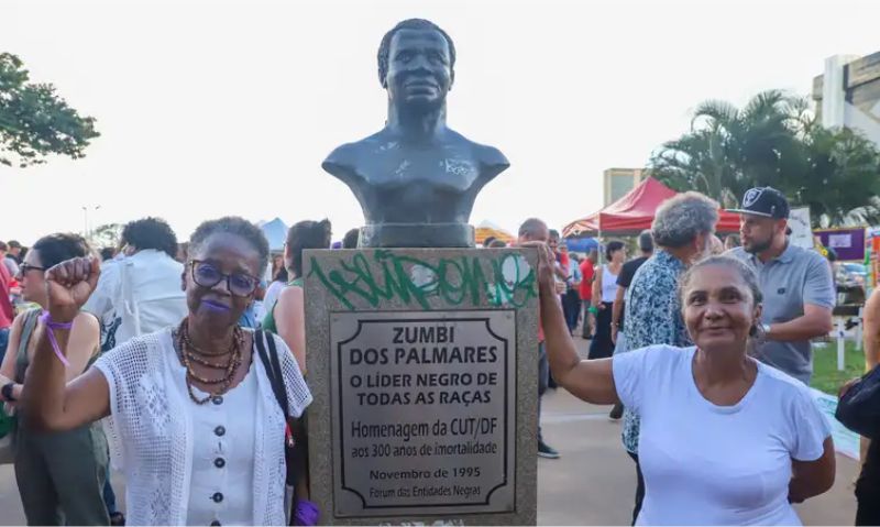 Jacira Silva (E) e Ludimar Carneiro, do Coletivo Mulheres Negras Baobá, na manifestação em Brasília pelo Dia Internacional da Mulher - Foto: Wilson Dias/Agência Brasil