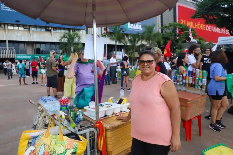 Marileide da Silva, vendedora ambulante, trabalha durante a manifestação pelo Dia Internacional da Mulher - Foto: Wilson Dias/Agência Brasil