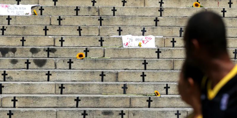 Mulheres protestam contra feminicídios no Rio de Janeiro