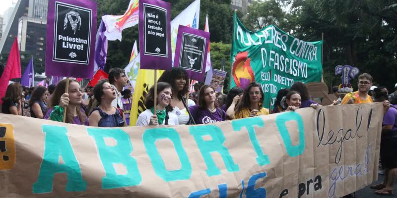 Na Paulista, marcha pede legalização do aborto e igualdade de gênero