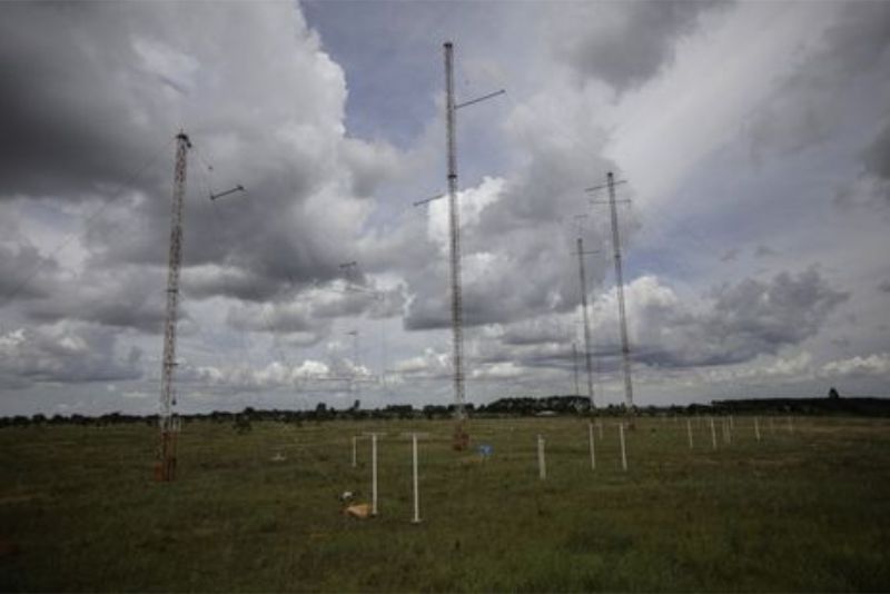 “Onde quer que esteja uma pessoa no território amazônico, por mais que esteja num local de difícil acesso, ainda assim poderá ter acesso ao sinal de uma emissora de rádio. É a Rádio Nacional da Amazônia", explica o professor Octavio Pieranti, da Unesp. Foto: Joédson Alves/Agência Brasil