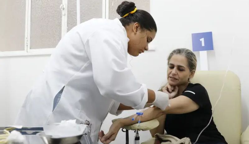 Paciente recebe atendimento médico para dengue na Policlínica Hélio Pellegrino. Foto: Fernando Frazão/Agência Brasil