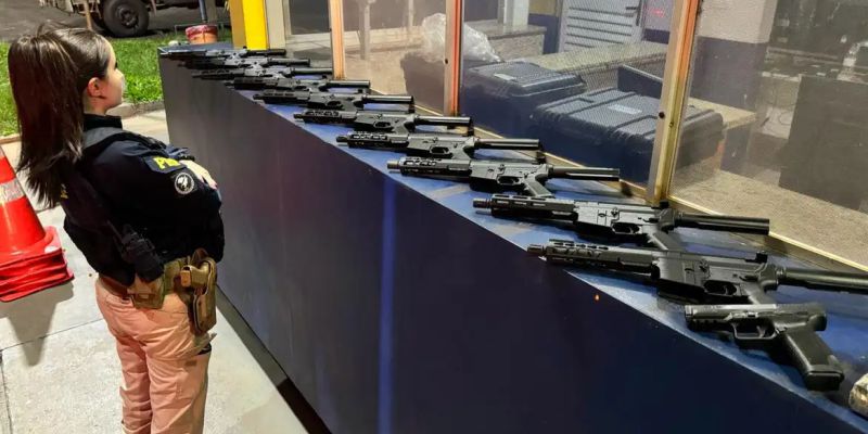 PRF apreende armas e cocaína na BR-277, no Paraná