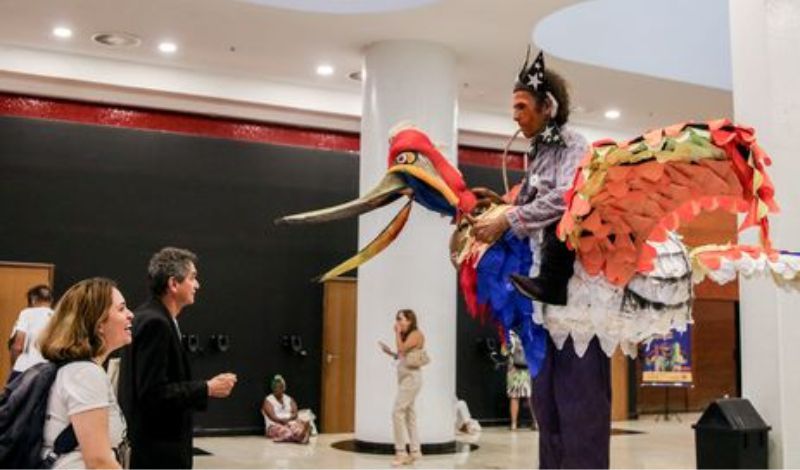 Brasília (DF) - Artistas em pernas de pau recepcionavam o público. Foto: José Cruz/Agência Brasil