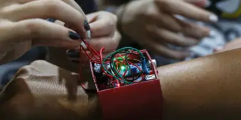 Bracelete capta ondas sonoras que se convertem em sinais elétricos. Foto: José Cruz/Agência Brasil