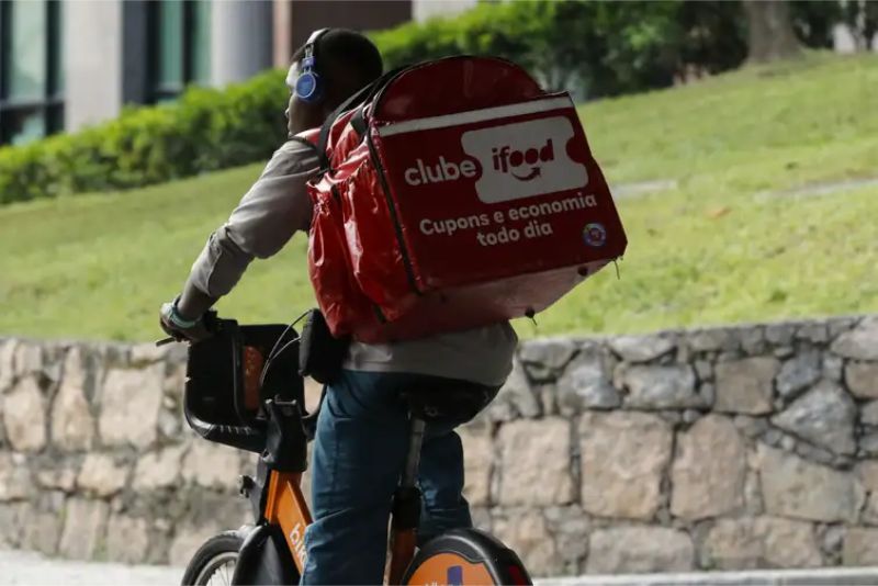 Rio de Janeiro - Entregadores de aplicativo trabalham no centro da capital - Foto Fernando Frazão/Agência Brasil