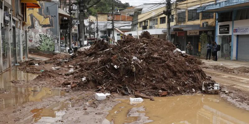 Famílias atingidas por temporal em Petrópolis terão aluguel social