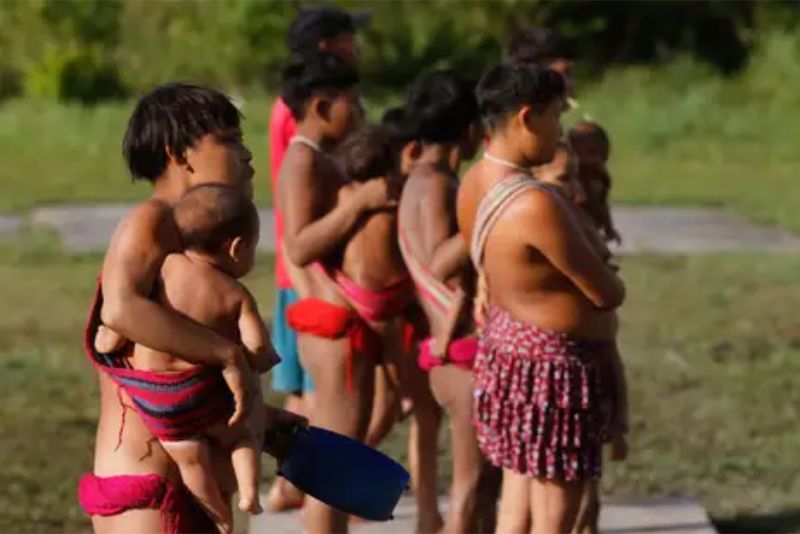 Mulheres e crianças yanomami em Surucucu, na Terra Indígena Yanomami. Foto: Fernando Frazão/Agência Brasil