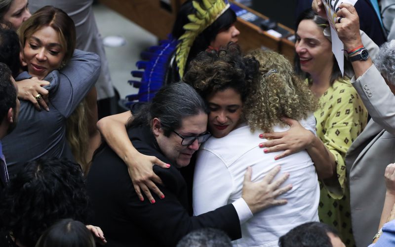 Brasília (DF) - Deputados favoráveis à prisão de Chiquinho Brazão comemoram resultado da votação. - Foto: Lula Marques/ Agência Brasil