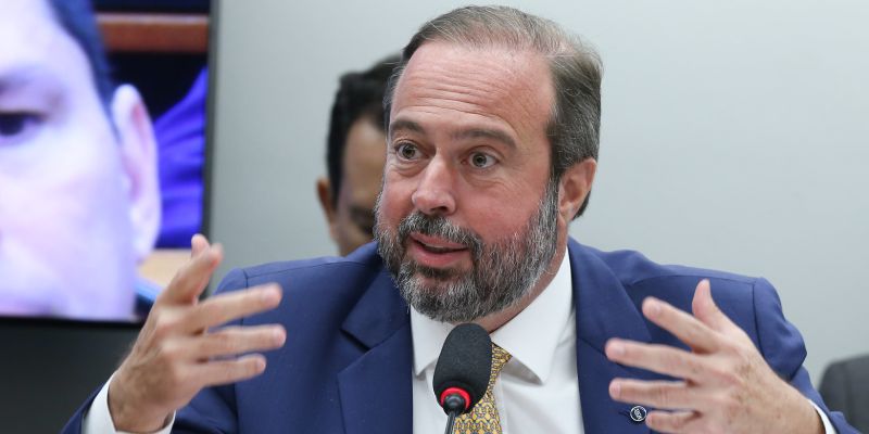 Ministro quer modernização de contratos com distribuidoras de energia