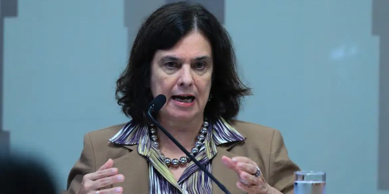 Ministra cita negacionismo ao comentar baixa adesão à vacina da dengue