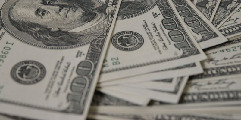 Dólar fecha em R$ 5,27 com tensões no Brasil e no exterior