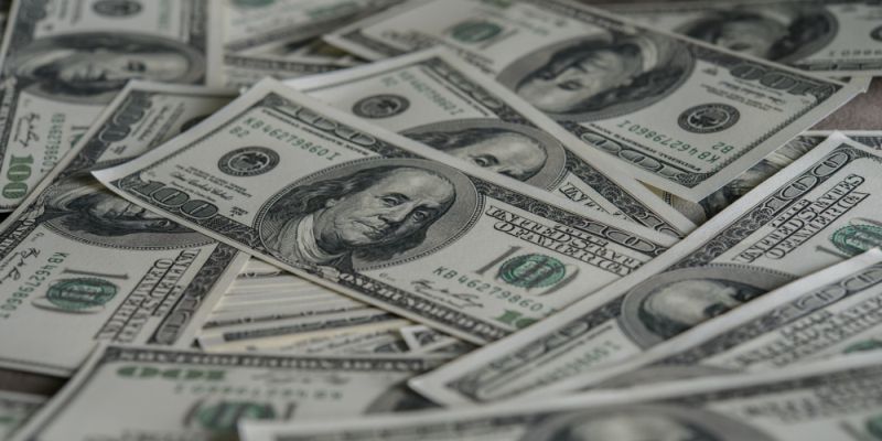 Dólar cai para R$ 5,24 em dia de ajuste no câmbio