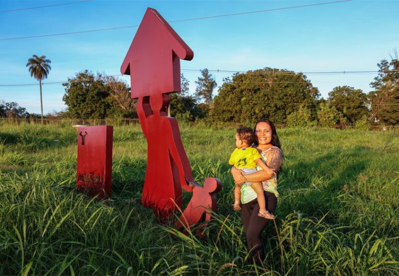 Brasília - A vendedora Geiciane dos Santos na região do IAPI, onde mora - Foto Valter Campanato/ Agência Brasil