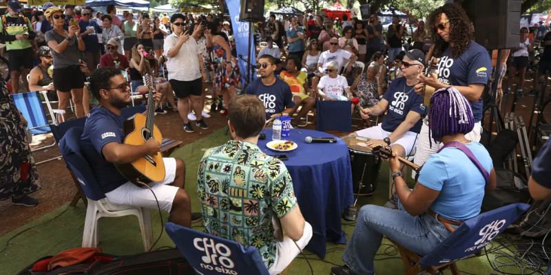 Brasília comemora 64 anos com roda de choro na rua 