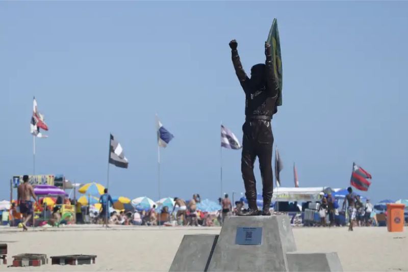 Estátua do piloto Ayrton Senna, em tamanho real, instalada no calçadão de Copacabana - Fernando Frazão/Agência Brasil