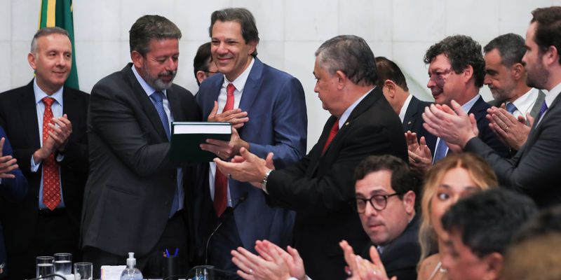 Regulamentação da reforma tributária prevê alíquota média de 26,5%