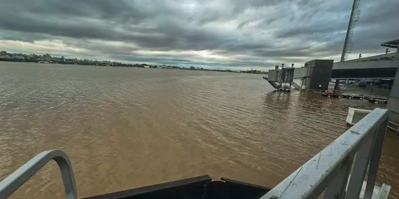 Aeroporto de Porto Alegre permanece fechado por tempo indeterminado