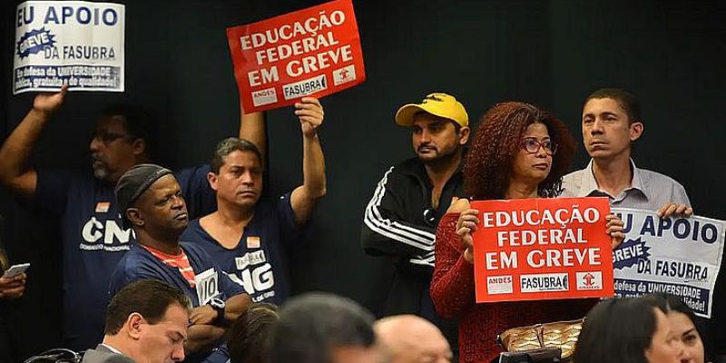 Governo faz reunião com categorias em greve nas universidades