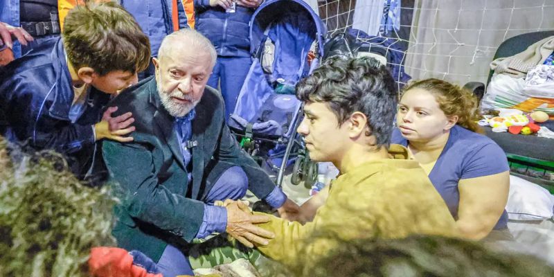 Lula se compromete a garantir moradia para quem perdeu casa no RS