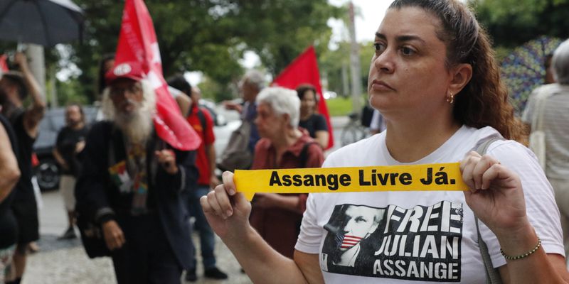 Às vésperas de possível extradição, Lula pede liberdade de Assange