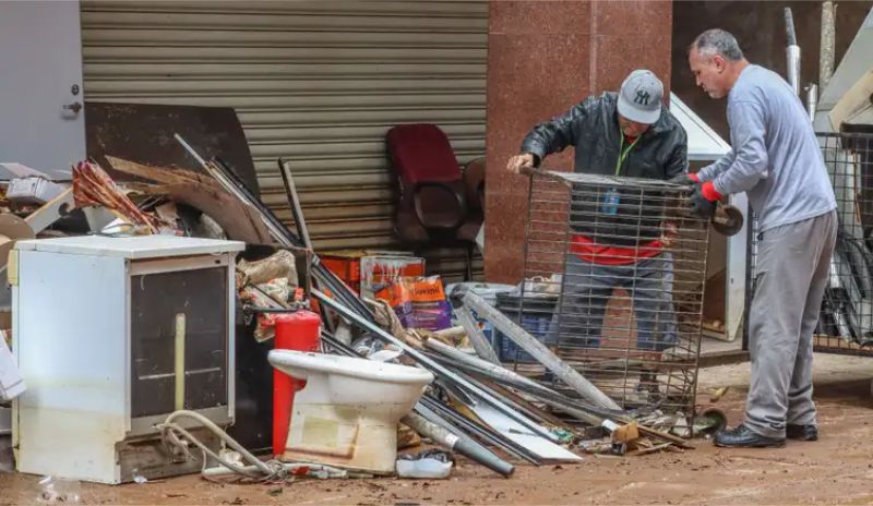 Porto Alegre - Comerciantes retiram entulho e limpam lojas para retomar os negócios no centro histórico de Porto Alegre - Foto: Rafa Neddermeyer/Agência Brasil