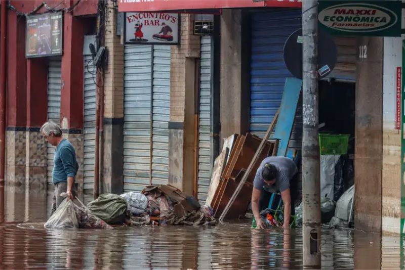 Porto Alegre - Comerciantes retiram entulho e limpam lojas no centro histórico de Porto Alegre - Foto: Rafa Neddermeyer/Agência Brasil