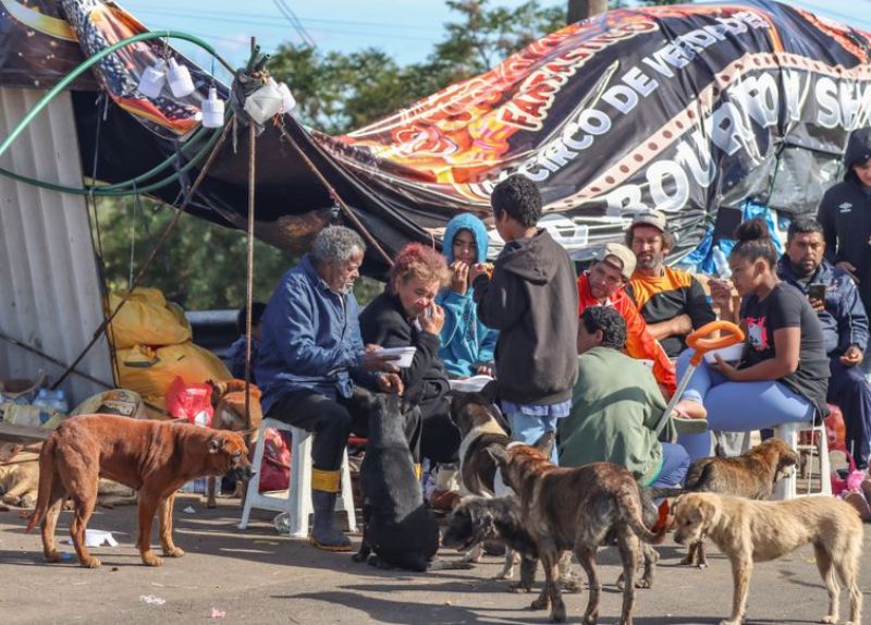 Porto Alegre - Moradores da Vila Santo André ainda aguardam água baixar para voltar às suas casas - Foto Rafa Neddermeyer/Agência Brasil