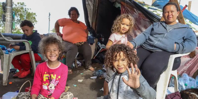 Famílias improvisam acampamentos em rodovias para vigiar suas casas