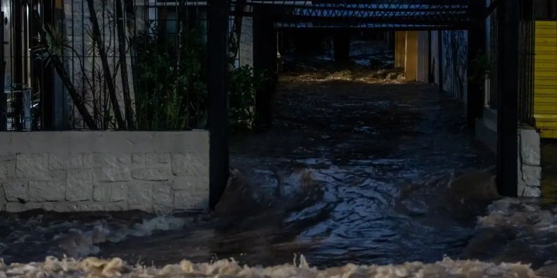 RS: Defesa Civil retira moradores de bairro com risco de deslizamento