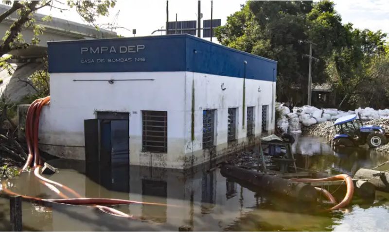 Casa de bomba, usada para retirada de água de enchentes em Porto Alegre, fica alagada no dia 24/05/2024. Foto: Rafa Neddermeyer/Agência Brasil