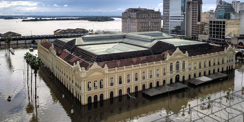 Chuva suspende limpeza do Mercado Público de Porto Alegre