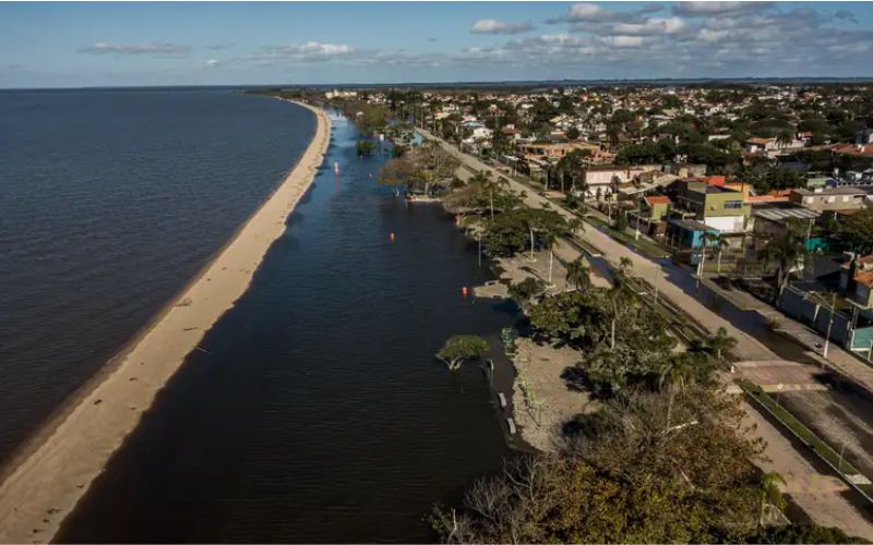 Bairro Praia do Laranjal em Pelotas continua alagado após fortes chuvas - Rafa Neddermeyer/Agência Brasil