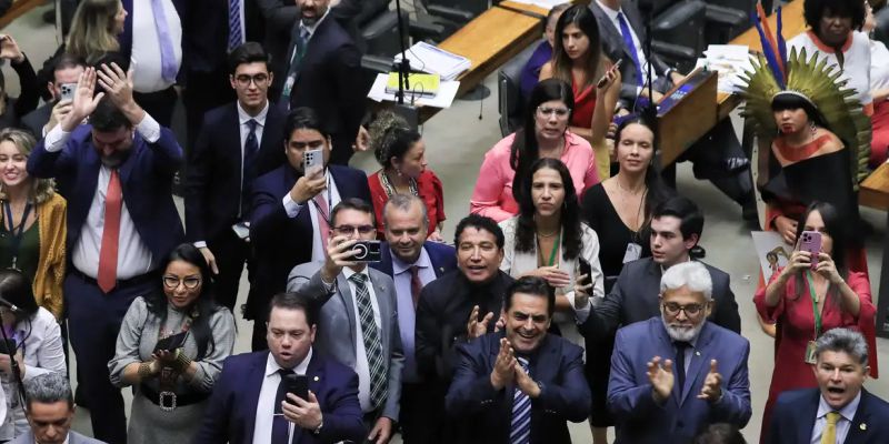 Câmara aprova decreto que reduz exigências para armas de fogo