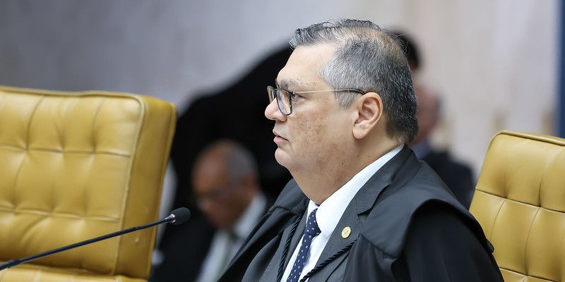 Dino suspende lei do Amazonas que proíbe linguagem neutra nas escolas