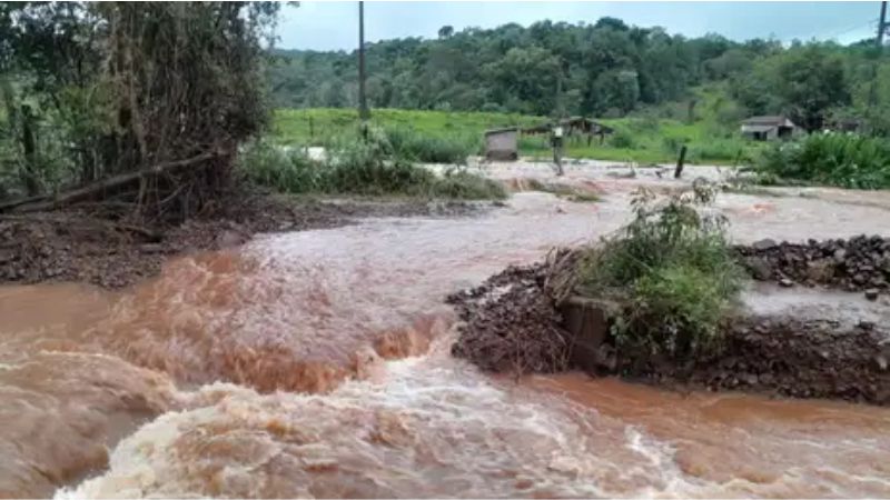 Vista Alegre, estrada vicinal se transformou em rio. Foto: Comunicação PMPA